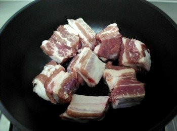 step1: 先熱鍋後下豬小排，無需放油! 煎至微焦起鍋備用