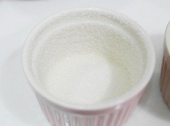 step6: 倒入砂糖並且旋轉烤碗~~讓烤碗內部完全都沾滿砂糖..多餘的砂糖把它輕拍出來!!!一一將烤碗完成此步驟後放入冰箱冷藏備用^^