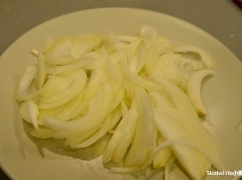 step1: 洋蔥切絲備用