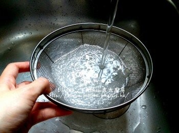 step2: 用慢火煮至西米成透明狀 , 倒入隔篩內用水沖洗數分鐘