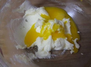 step3: 再加入蛋黃一個拌勻