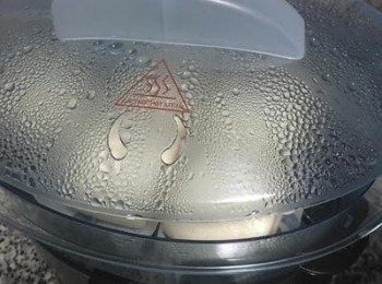 step8: 發酵完成後,冷水大火蒸18-20分鐘即可,但開蓋前不要一下子就掀開,應該開一小口讓蒸氣散出後再取出饅頭放涼.