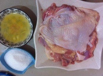 step1: 預備<span class="group_1">食材</span>，把玉米粉和食水1匙混合待用。
去骨雞全腿背部劃上3刀，加入醃料A醃製2小時待用。