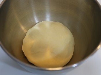 step2: (2) 麵團搓成光滑狀態，放在深盤內，蓋上保鮮紙等發大，時間約一小時