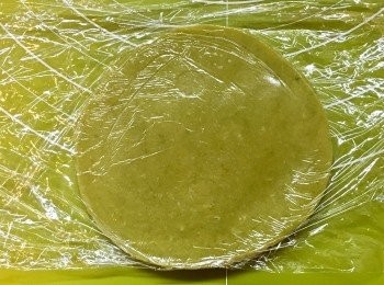 step10: 每塊壓大至12CM直徑，放入冰箱雪硬。