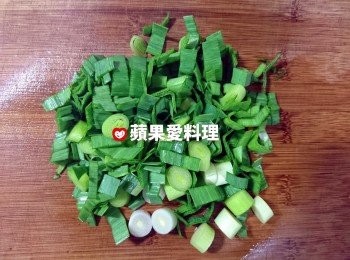 step4: 蒜苗切碎。