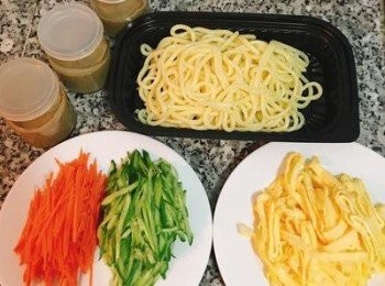 step5: 醬料放入可密封的罐子中,接著進行組裝,先放上涼麵,再依續放入小黃瓜絲,紅蘿蔔絲及蛋皮,喜好吃辣者加點辣油或芥末,喜歡再酸點的朋友則可切塊檸檬,等要吃時再擠入醬汁中混勻