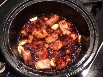 step7: 加入米酒及水,翻炒至入味,醬汁稍微收乾。