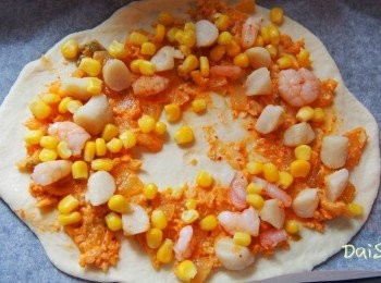 step7: 這天準備好批底發汁料後，選了用蝦，小貝柱及粟米做配料。為免焗時材料出水，所有材料都要完全解凍，海鮮更有略略煎煎才用。

一切準備就緒，把汁醬抹上批底，中間位留空給雞蛋。舖上海鮮及粟米粒，灑上Mozarella芝士碎及Parmesan 芝士碎，即可放入已預熱200度的焗爐，焗15分鐘。