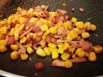 step2: 燒熱鑊, 下焙根煎一下到金黃色, 再下粟米炒勻