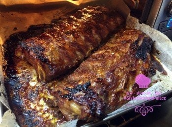 step4: 當豬仔骨焗到熟，就攞出黎，將焗盤上既肉汁全部倒出，再將豬仔骨放回焗爐保溫