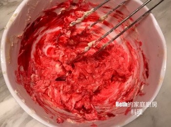 step6: 取出5的1/3，加一滴紅色食用色素拌勻