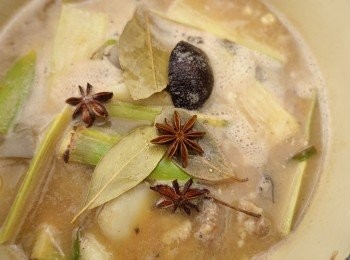 step7: 煮沸後加入八角、香葉及草果。