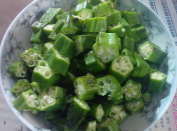 step1: 秋葵洗淨，切段。