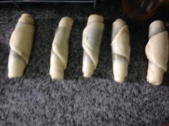 step6: 牛舌狀卷起成花卷長条型麵團後待10分鐘後