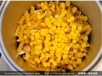 step3: 將螺旋義大利麵與玉米等料理時才，也逐一放入電鍋中。