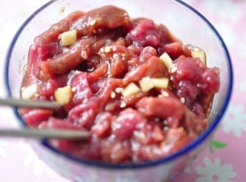 step1: 先準備牛肉以<span class="group_2">醃料</span>抓捏醃漬入味片刻