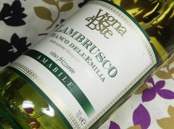 step1: 義大利LAMBRUSCO 白色氣泡酒，是體驗白酒風情的入門基本款，可搭配清蒸、水煮的海鮮、蔬菜或生鮮料理，具有富士蘋果般的風味及酸甜度，可以帶出<span class="group_1">食材</span>自然的鮮甜