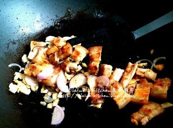 step7: 將腩肉推埋一邊 , 再加入蒜粒 , 乾蔥片及酒拌勻炒香