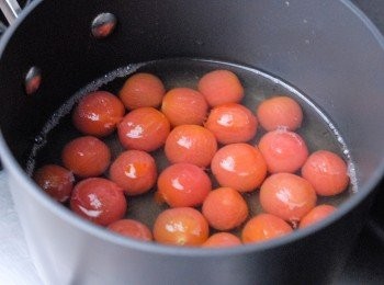 step3: 在小煲內，用小火煮白酒一分鐘，然後加入蜂蜜及鹽拌勻。然後下小蕃茄，煮約兩分鐘，然後將蕃茄放入玻璃瓶內