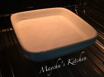 step2: 隔水或用蒸爐以100度蒸25分鐘至熟。取出後趁熱將粉糰攪拌成球狀。若喜歡再Q彈一點的，可將粉糰放入已抹油的塑膠袋中，隔著膠袋用手搓揉至喜歡的軟硬度。