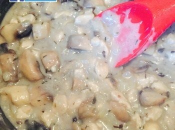 step3: 加入蘑菇、忌廉和雞湯，炒勻後加麵粉攪拌至沒有顆粒。熄火待涼。焗爐預熱200度，同時取出酥皮回暖。