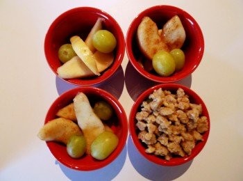 step2: 水果<span class="group_2">內餡</span>做法：西洋梨與葡萄塔－將西洋梨皮剝掉，擠上新鮮檸檬汁避免氧化。將西洋梨剖半，中心的梗移除，再各切三半，最後再淋上更多檸檬汁。