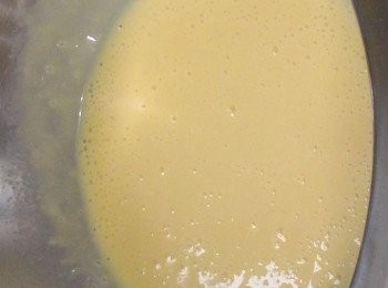 step1: 先用小火坐水煮溶已撕碎的芝士片再逐少加入牛奶拌勻，待涼備用。