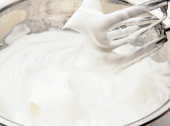 step1: 【製作巧克力軟餅】 用電動攪拌器打發蛋白，打到可以拉出直立的尖角，並會留下攪拌痕跡的狀態後，將20g砂糖分成2次加入，打發成質地硬挺的蛋白霜。 可可粉和低筋麵粉一同過篩加入，打發到出現黏性的狀態為止。