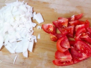 step3: 洋蔥切碎 ; 蕃茄切塊
