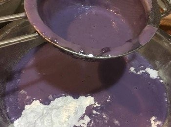 step4: 把糯米粉、澄麵粉混合後過篩，將放涼咗既紫薯椰奶再過篩一次，然後倒入去攪拌均勻