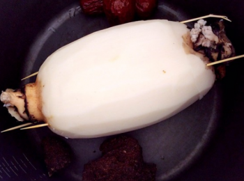 step3: 把切下的蓮藕頭部裝上，用牙籤固定住。鍋裡放幾顆紅棗，加入適量紅糖，然後加水沒過蓮藕，大火燒開然後轉小火燉一個小時，煮好後放在鍋裡浸泡一小時以上，這樣可以讓蓮藕更上色。