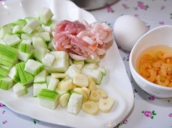 step1: 備料:將絲瓜刨皮切丁塊、肉絲、蒜片、蝦米泡溫水、雞蛋備用