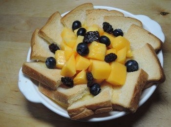 step5: 在<span class="group_3">裝飾</span>上切好的芒果、藍梅與葡萄乾，就是一道豪華的下午茶!!!!