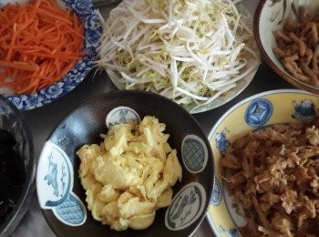 step2: 將豆皮先煎香加入蠔油~依序加入所有材料拌炒(豆芽菜先不放 再加入適量水~