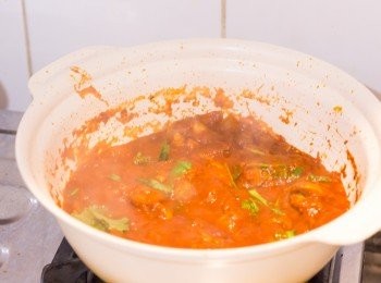 step8: 加入蕃茄醬（Tomato Sauce，不是Ketchup）﹑清雞湯﹑鹽同糖拌勻，煮滾後加入已煎過的雞肉及已撕成細段的芫茜拌勻