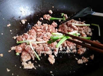 step5: 燒紅鑊 , 爆香蔥段及豬肉碎 , 贊少許酒炒至豬肉碎稍為轉色後夾起蔥段去掉