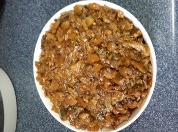 step11: 剩下的腌汁同梅菜撈勻，梅菜放在肉上面