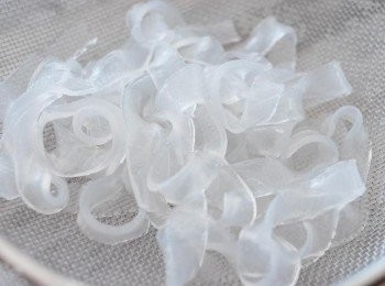 step4: 將粉皮煮熟，用凍水沖一沖，瀝乾水份