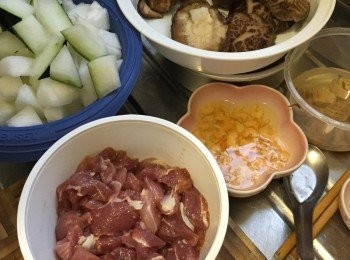 step1: 先將豬肉洗淨切粒，用醃料醃2小時左右備用，蝦米浸水洗淨瀝乾，冬菇早上浸軟身，冬菇水留用，冬瓜在傍晚待浸軟後榨乾水份，去蒂，切粒; 大蝦先解凍洗淨，去殼，在蝦上身界開去腸沖洗，用廚房紙印乾，加少許鹽及胡椒粉略醃5-10分鐘備用，金華火腿洗淨後，氽水備用; 用半碗水浸軟瑤柱約1小時，瑤柱水留用