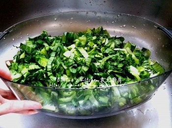 step7: 將小棠菜粒洗淨 , 瀝乾水份備用