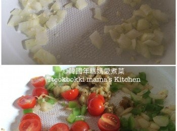 step6: 熱鑊下油炒香蒜蓉洋蔥，加入青椒粒和車厘茄炒一會，