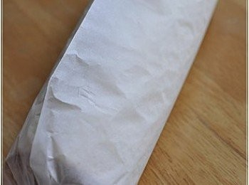 step7: 加餡卷好後用牛油紙頭尾都包好，牛油紙要用滑身的，雪至小半小時定型。