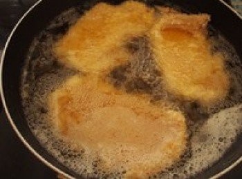 step3: 鍋子裡面加入足夠油炸的油之後加熱到180度左右，把豬排放進去炸至金黃後放到網架上瀝乾油分備用。（如果是直接吃炸豬排那就最好是炸兩遍完全炸熟，但是做豬排丼的話就沒關係，等會兒還要煮。）