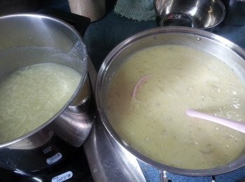 step4: 將已經開好的粉漿先加約一飯碗的漿倒入大滾的馬蹄水內,好像打芡一樣,拌勻後熄火,再將已打成芡的馬蹄肉分數次撞落已攪好的粉漿內,成琉璃糊狀.(不要1次過落,否則會太傑身)(馬蹄水一定要大滾,否則不會成生熟糊狀)