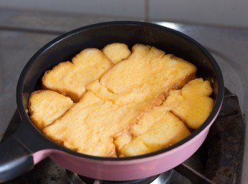 step4: 麵包浸透蛋漿後，放上爐上用慢火煎約 3 – 4 分鐘至底部呈金黃色（面層未熟乃是正常的）