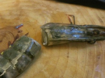step1: － 大蝦洗淨，切去頭部留用