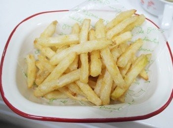 step3: 烤好的薯條們再淋上煮好的起士白醬即完成囉 ♪