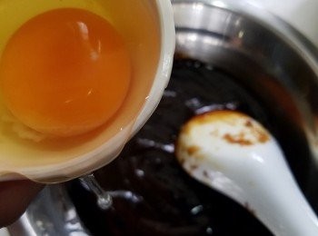 step3: 先將<span class="group_2">醃料</span>，喺另一器皿撈好，再加到肉內，避免唔均勻。放雪櫃最少醃 2 個鐘

<span class="group_2">醃料</span>中嘅蛋係令肉質更滑，謹記
(只用蛋白，都有潤滑肉質嘅功效，不過用全蛋就更香）