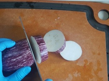 step2: 將茄子切粗片，除茄子外，將所有<span class="group_1">材料</span>與沙律醬拌勻。